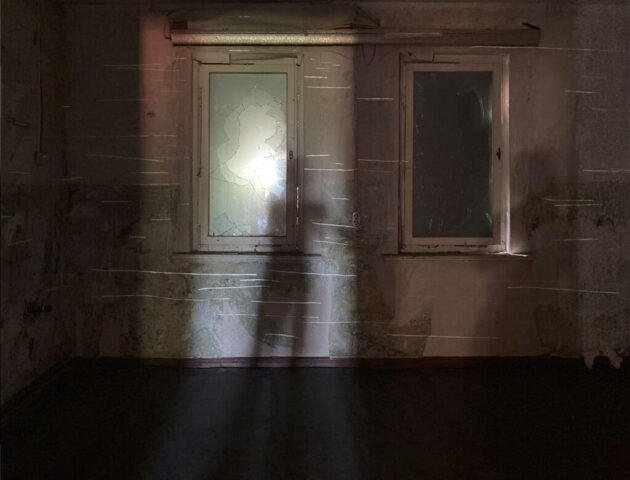 Rauminstallation mit reflektierenden Streifen in einem quadratischen Raum mit zwei verdunkelten Fenstern