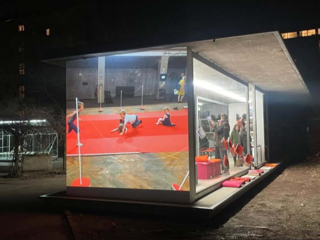 Finissage, Projektion an der Stirnwand des Pavillons