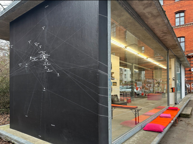 Netzwerk von Endmoräne an der Außenwand des Pavillons