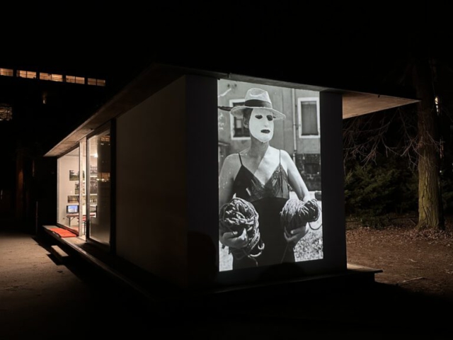 Finissage, Projektion außen